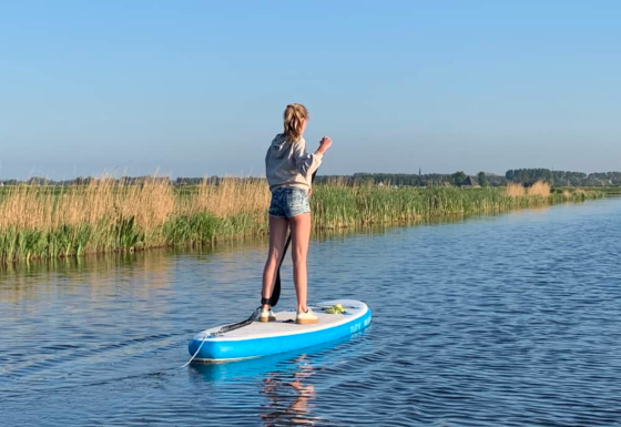 En el SUP de la zona - Boerencamping Swarthoeve - Vodatent - Wormer, Holanda Septentrional, Países Bajos