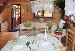 Comfortabel vakantiehuis in Rewal voor 6 personen met eethoek, gezellige zithoek en houten interieur.