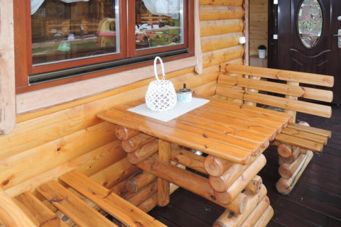 Houten tafel en banken in een gezellig vakantiehuis voor zes personen in Rewal, ideale sfeer.