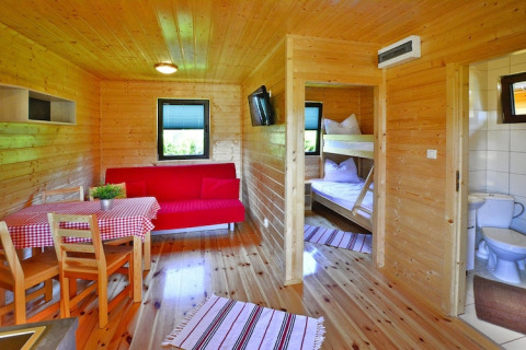 Helles Sommerhaus für vier Personen in Mielno, Dänemark, mit Holzwänden, Etagenbett und Bad.