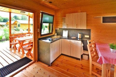 Interieur van een zomerhuisje voor 4 personen in Mielno, Denemarken, met keuken, eet- en terrasgedeelte.