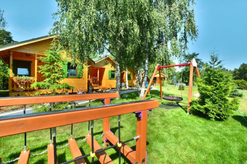 Cabañas de verano para 4 personas en Mielno con área de juegos y zonas verdes, perfectas para familias.