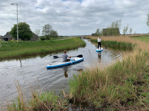 Practicar SUP en la zona - Boerencamping Swarthoeve - Vodatent - Wormer, Holanda Septentrional, Países Bajos