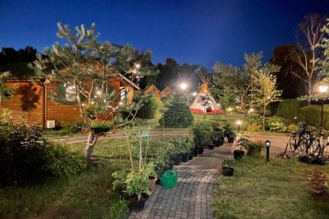 Zomercottages voor 4 personen in Mielno, Denemarken, sfeervolle tuin met tipi en lichtslingers bij avond.