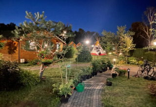 Zomercottages voor 4 personen in Mielno, Denemarken, sfeervolle tuin met tipi en lichtslingers bij avond.