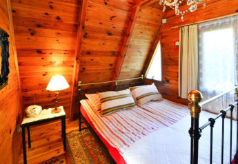 Accogliente camera da letto in legno con letto in metallo nel cottage estivo 70 m2 TYPE B Osieki.