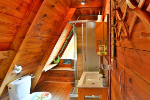 Badeværelse i træ med skrå lofter på Summer cottage 70 m2 TYPE B Osieki, Danmark, med moderne faciliteter.