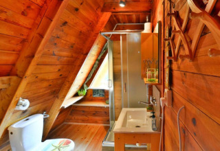Houten badkamer met schuine plafonds in Summer cottage 70 m2 TYPE B Osieki, Denemarken, moderne voorzieningen.