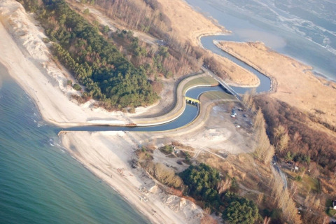 Luchtfoto van een kronkelend kanaal aan het strand nabij Summer cottage 70 m2 TYPE B Osieki in Denemarken.