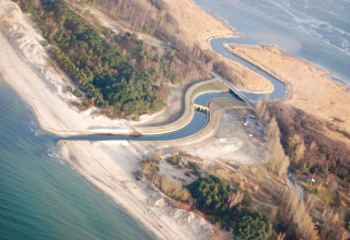 Luftfoto af snoet kanal og strand tæt på en skov, taget nær Sommerhus 70 m2 TYPE B Osieki i Danmark.