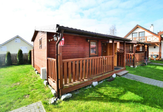 Eénlaagse houten cottage van 30 m2 TYPE B in Ustronie Morskie met veranda en groene tuin.
