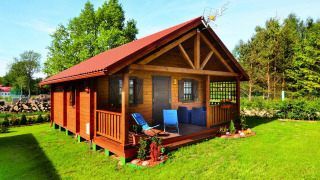 Casa estiva per 5 persone su Górna Ustronie Morskie con veranda, poltrone blu e prato verde.