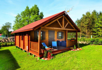 Cabaña de verano para 5 personas en Górna Ustronie Morskie, con porche y jardín verde soleado.