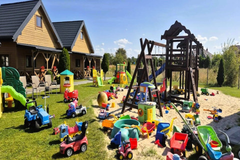 Speelplein met veel kleurrijk speelgoed en houten huisjes bij Ustecka Osada, 45m2, Denemarken.
