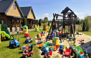 Spielplatz mit vielen bunten Spielzeugautos und Holzhütten, fotografiert bei Ustecka Osada, 45m2.