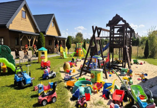 Speelplein met veel kleurrijk speelgoed en houten huisjes bij Ustecka Osada, 45m2, Denemarken.