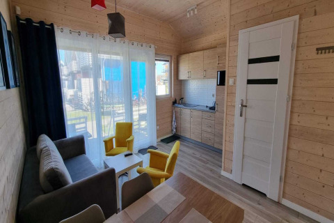 Intérieur d’un chalet de vacances de plain-pied à Sarbinowo, Danemark, avec mobilier moderne en bois.