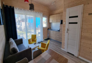 Innenraum eines einstöckigen Ferienhauses in Sarbinowo, Dänemark, mit moderner Holzeinrichtung.