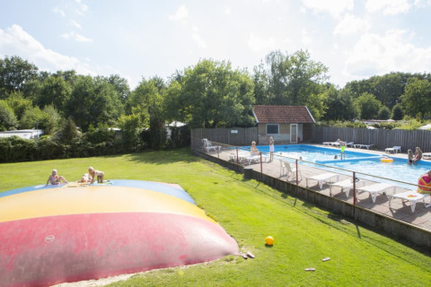 Trampolino e piscina - Camping de Haer - Vodatent - Agelo, Overijssel, Paesi Bassi
