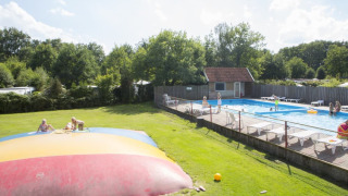 Trampolino e piscina - Camping de Haer - Vodatent - Agelo, Overijssel, Paesi Bassi