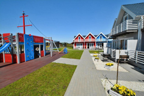 Kleurrijke vakantiewoningen en speeltuin bij mooi weer in Single-storey holiday cottages Sarbinowo.