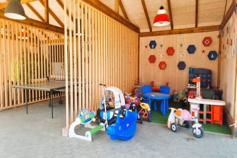 Aire de jeu pour enfants aux cottages Sarbinowo avec jouets, tables et chaises colorées au Danemark.
