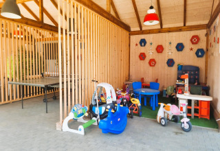 Speelhoek voor kinderen bij Single-storey holiday cottages Sarbinowo met speelgoed en meubilair in Denemarken.
