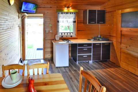 Licht houten interieur van een gelijkvloerse cottage 30 m2 TYPE B Ustronie Morskie met keuken in Denemarken.