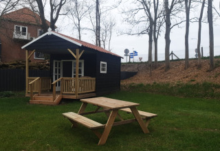 Surroundings with picnic table - Camping de Noorde - Vodatent - Zwartsluis, Overijssel, Netherlands