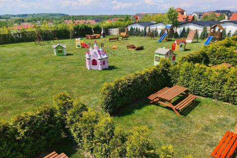 Speelplein met glijbanen, schommels en picknicktafels bij Single-storey cottages Jarosławiec in Denemarken.