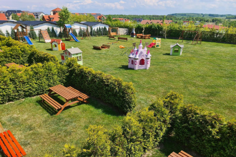 Parque infantil con toboganes, columpios y casitas de juego cerca de cabañas en Jarosławiec, Dinamarca.