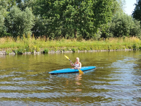 Canoa en el agua - Camping de Oude Rijn - Vodatent - Ter Aar, Holanda Meridional, Países Bajos
