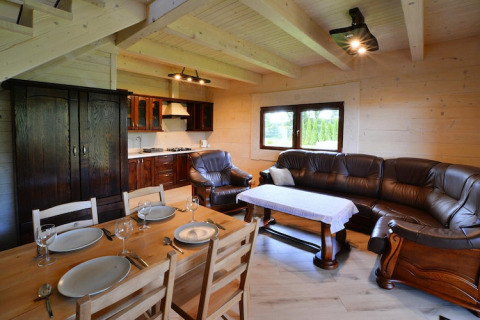 Gezellige lodge in Denemarken met houten eetruimte, leren salon, open keuken en een grote kleerkast.