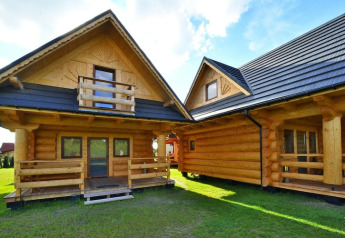 Due baite in legno con veranda e balcone in Highlander cottages ZUMAR Wicie, situate in Danimarca.
