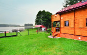 Chalet lacustre Domek letniskowy PATRYK Ostrowiec Slawienski avec quai et pelouse verte au Danemark.