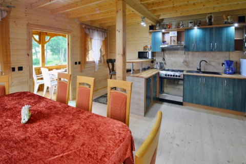 Rustikaler Küchen- und Essbereich im Domek letniskowy PATRYK Ostrowiec Slawienski mit Holzmöbeln in Dänemark.