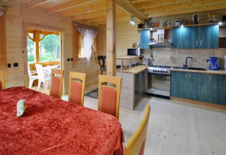 Rustikaler Küchen- und Essbereich im Domek letniskowy PATRYK Ostrowiec Slawienski mit Holzmöbeln in Dänemark.