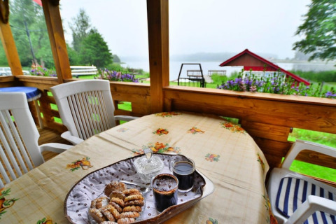 Blick von der Terrasse des Domek letniskowy PATRYK Ostrowiec Slawienski mit Kaffee und Gebäck in Dänemark.