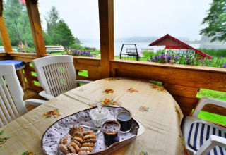 Blick von der Terrasse des Domek letniskowy PATRYK Ostrowiec Slawienski mit Kaffee und Gebäck in Dänemark.