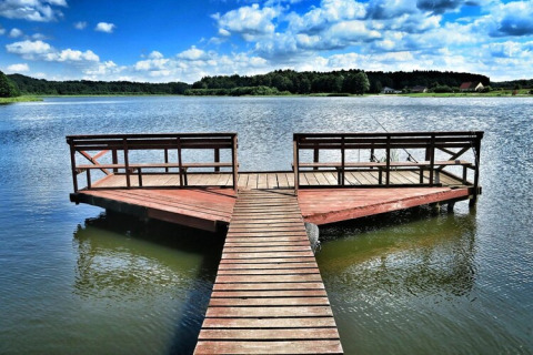Holzsteg am See bei Domek letniskowy PATRYK Ostrowiec Slawienski, mit malerischer Aussicht in Dänemark.