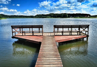 Holzsteg am See bei Domek letniskowy PATRYK Ostrowiec Slawienski, mit malerischer Aussicht in Dänemark.