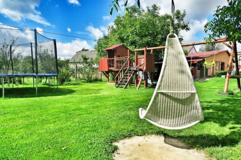 Spielplatz im Domek letniskowy PATRYK Ostrowiec Slawienski in Dänemark mit Schaukel, Trampolin und Spielhaus.