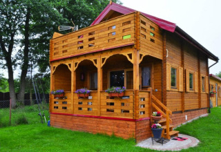 Holzhütte mit Balkon und Blumenkästen bei Domek letniskowy PATRYK Ostrowiec Slawienski in Dänemark.