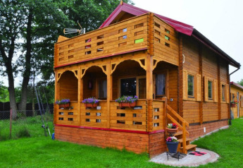 Chalet en bois avec balcon et jardinières à Domek letniskowy PATRYK Ostrowiec Slawienski au Danemark.
