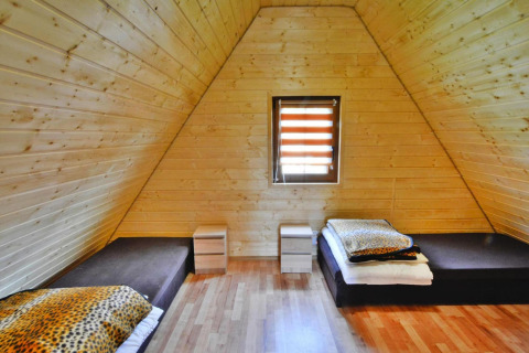 Houten kamer in Domek 5-osobowy Jarosławiec, Denemarken, met twee bedden en panterprint dekens.