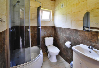 Moderne badkamer met douchecabine, toilet en wastafel bij Domek 5-osobowy Jarosławiec in Denemarken.