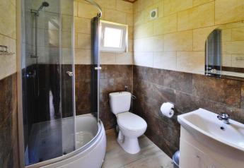 Bagno moderno con box doccia, WC e lavabo presso Domek 5-osobowy Jarosławiec in Danimarca.