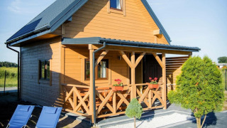 Gemütliche Holzhütte bei Ustecka Osada 45m2, mit Veranda, Blumen und Liegestühlen im Garten.
