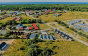 Luftaufnahme von Ustecka Osada 45m2 Lodge mit umliegenden Hütten und Natur nahe der Küste in Dänemark.