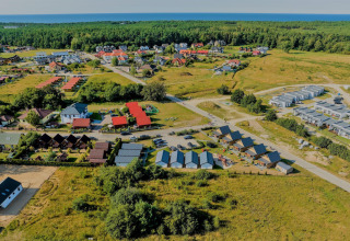 Luchtzicht op het Ustecka Osada 45m2 lodge omgeven door huisjes en natuur, vlak bij zee in Denemarken.